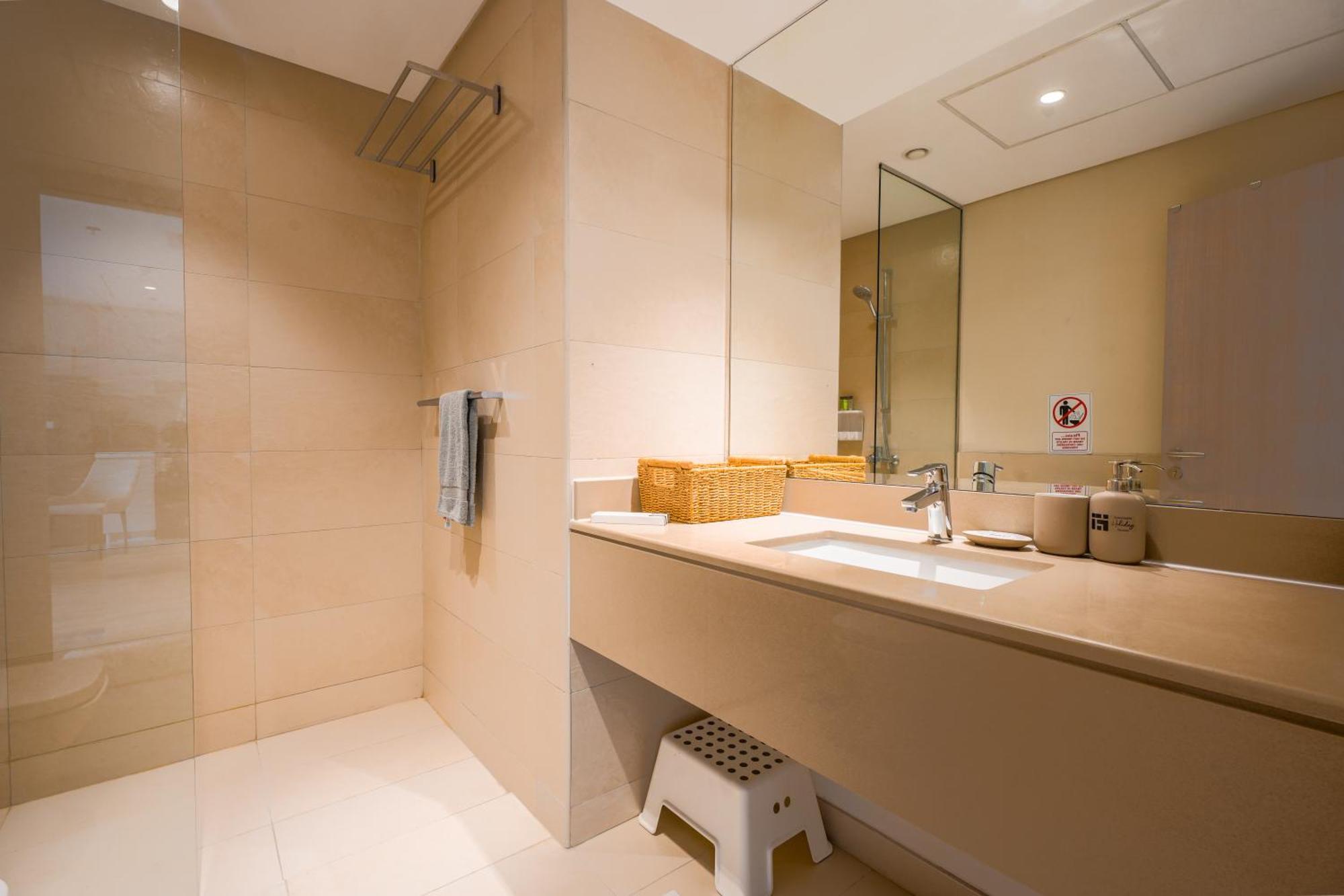 Contemporary 1br Near Yas Park 5 Min Walk 915 *